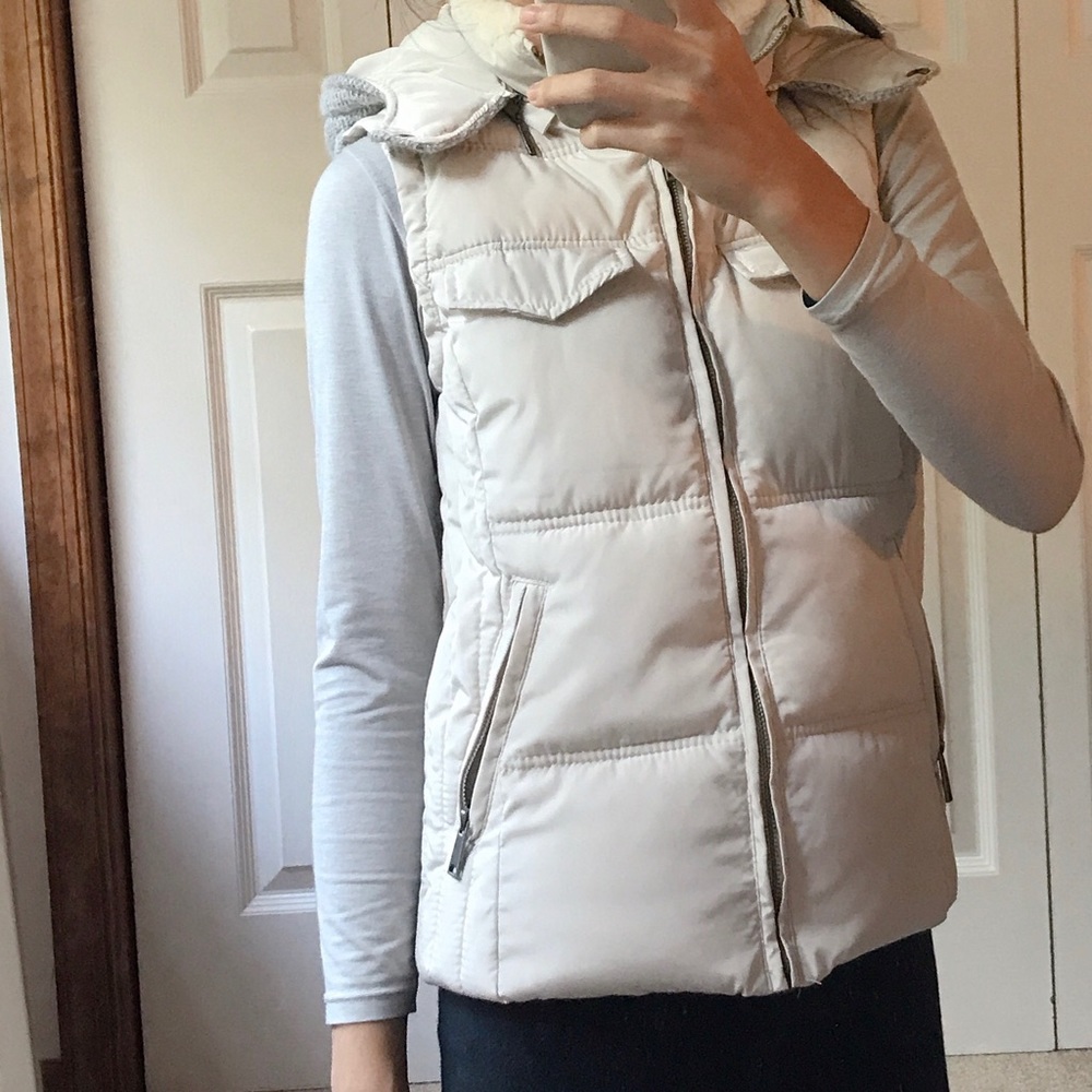 HOODED VEST